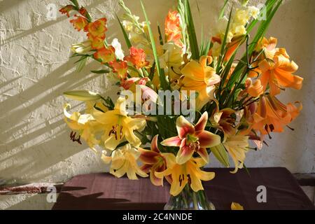 Bouquets de lys jaunes et orange Stockfoto