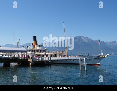 Raddampfer auf dem Genfer See in Montreux, Schweiz Stockfoto