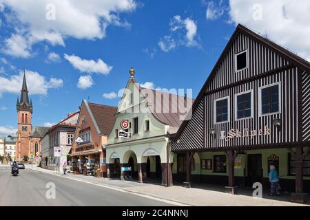 kostel sv. Vavrince, Dum Krystofa z Gendorfu, Vrchlabi, Krkonose, Kirche Ceska republika / St. Lawrence, Krystof Gendorf Haus, Vrchlabi Stadt, Riese Stockfoto