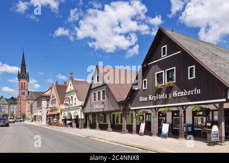 kostel sv. Vavrince, Dum Krystofa z Gendorfu, Vrchlabi, Krkonose, Kirche Ceska republika / St. Lawrence, Krystof Gendorf Haus, Vrchlabi Stadt, Riese Stockfoto