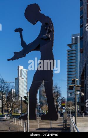 Frankfurt, Hessen, Deutschland: "Hammering man" von Jonathan Borofsky, eine monumentale kinetische Skulptur einer bemalten Stahlsilhouette eines Mannes mit Hammer. Stockfoto