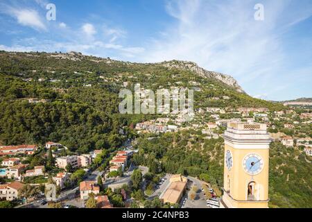 Glockenturm von Église d'Èze & Umgebung, Èze, Frankreich. Stockfoto