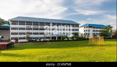 Miri, Sarawak, Malaysia: Vorderansicht von Sekolah Menegah Bantuan CHUNG HUA MIRI, einer chinesischen Nationalschule Stockfoto