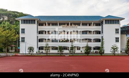 Miri, Sarawak, Malaysia: Vorderansicht von Sekolah Menegah Bantuan CHUNG HUA MIRI, einer chinesischen Nationalschule Stockfoto