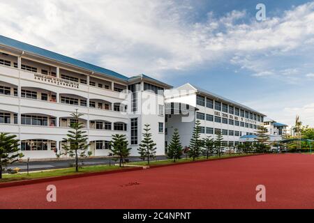 Miri, Sarawak, Malaysia: Vorderansicht von Sekolah Menegah Bantuan CHUNG HUA MIRI, einer chinesischen Nationalschule Stockfoto