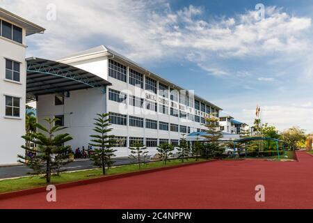 Miri, Sarawak, Malaysia: Vorderansicht von Sekolah Menegah Bantuan CHUNG HUA MIRI, einer chinesischen Nationalschule Stockfoto