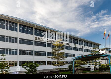 Miri, Sarawak, Malaysia: Vorderansicht von Sekolah Menegah Bantuan CHUNG HUA MIRI, einer chinesischen Nationalschule Stockfoto