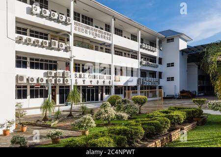 Miri, Sarawak, Malaysia: Akademisches Gebäude 'Tan Sri dato Paduka Chai Yu Lan' an der Sekolah Menegah Bantuan CHUNG HUA (chinesische Nationalschule) Stockfoto