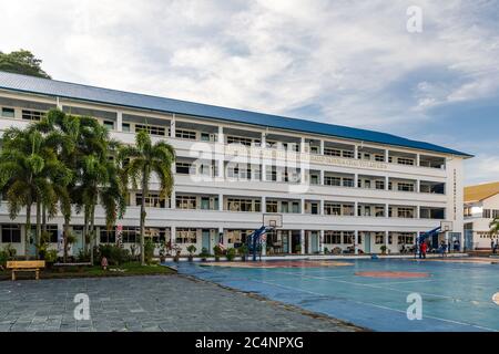 Miri, Sarawak, Malaysia: Akademisches Gebäude 'Tan Sri dato Paduka Chai Yu Lan' an der Sekolah Menegah Bantuan CHUNG HUA (chinesische Nationalschule) Stockfoto