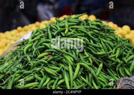 Viel frische grüne Chilischote auf einem Markt Stockfoto