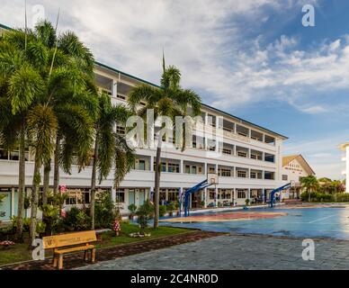 Miri, Sarawak, Malaysia: Akademisches Gebäude 'Tan Sri dato Paduka Chai Yu Lan' an der Sekolah Menegah Bantuan CHUNG HUA (chinesische Nationalschule) Stockfoto