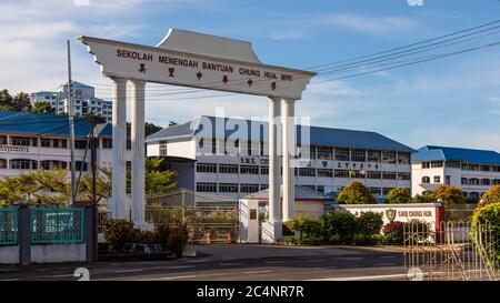 Miri, Sarawak, Malaysia: Tor von Sekolah Menegah Bantuan CHUNG HUA, einer chinesischen Nationalschule mit Inschriften auf Chinesisch und Malaiisch Stockfoto