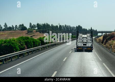 Leerer Autoträger LKW fährt auf der Autobahn Stockfoto