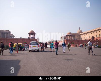 Delhi, Indien - 28. November 2018: Ministerien in der Nähe von Rashtrapati Bhavan, der offiziellen Heimat des Präsidenten von Indien, am westlichen Ende der Stockfoto