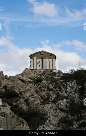 Kleine Einsiedelei auf dem Berg. Stockfoto