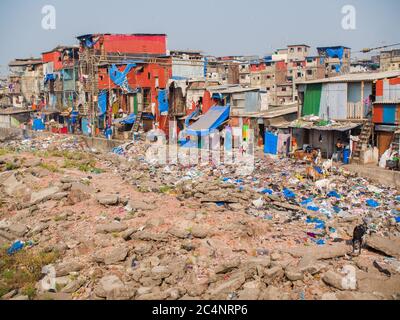 Mumbai, Indien - 17. Dezember 2018: Arme und verarmte Slums von Dharavi in der Stadt Mumbai. Stockfoto