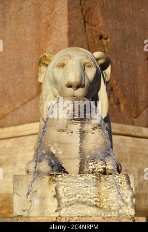 ägyptischer Marmorlöwe von der Piazza del Popolo, einem der wichtigsten und ältesten Plätze Roms, der 1823 errichtet wurde Stockfoto