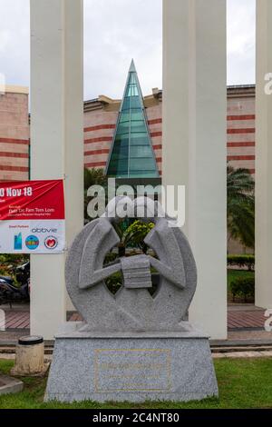 Miri, Sarawak, Malaysia: Skulptur von zwei Personen, Lesen eines Buches in 'Pustaka Miri' oder 'Miri City Council Public Library', der öffentlichen Bibliothek von Miri. Stockfoto