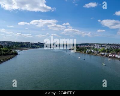 Flut auf dem Fluss Torridge, Bideford, Nord Devon. Foto von der Brücke aufgenommen. Stockfoto