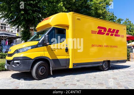 DHL-Lieferwagen. DHL ist eine Abteilung des Deutschen Logistikunternehmen Deutsche Post AG Die International Express Mail Service. Stockfoto