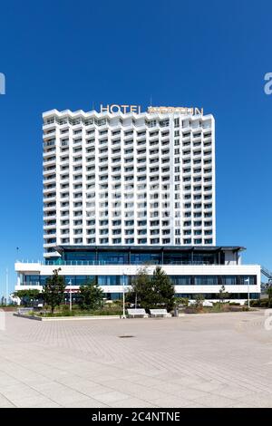 Hotel Neptun in Warnemünde, Deutschland. Das 5-Sterne-Hotel wurde 1971 eröffnet und liegt direkt am Ostseestrand. Stockfoto