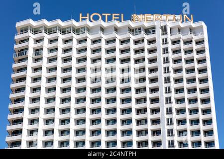 Hotel Neptun in Warnemünde, Deutschland. Das 5-Sterne-Hotel wurde 1971 eröffnet und liegt direkt am Ostseestrand. Stockfoto