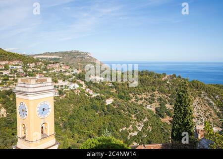 Glockenturm von Église d'Èze & Umgebung, Èze, Frankreich. Stockfoto