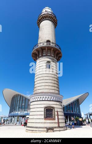 Leuchtturm in Warnemünde, Deutschland. Es hat eine Höhe von 36.9 Metern (121 ft) und wurde 1898 in Betrieb genommen. Stockfoto