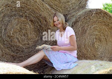 Frau mittleren Alters liest ein Buch Stockfoto