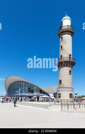 Leuchtturm in Warnemünde, Deutschland. Es hat eine Höhe von 36.9 Metern (121 ft) und wurde 1898 in Betrieb genommen. Stockfoto