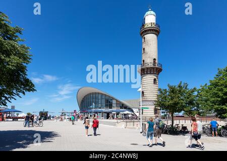 Leuchtturm in Warnemünde, Deutschland. Es hat eine Höhe von 36.9 Metern (121 ft) und wurde 1898 in Betrieb genommen. Stockfoto