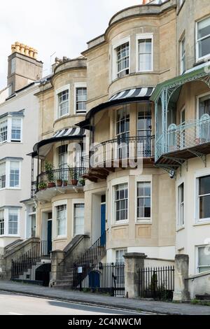 Gefragte Terrassenhäuser aus der Zeit in Sion Hill, Clifton Village, Clifton, City of Bristol, England, VEREINIGTES KÖNIGREICH Stockfoto