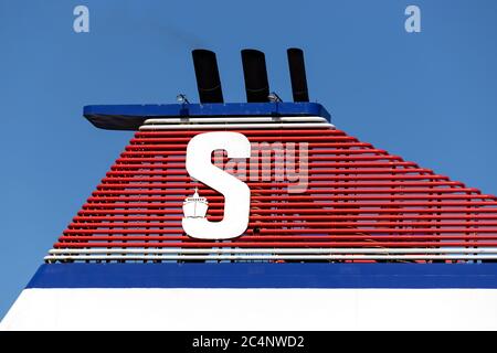 Stena Line Logo am Trichter der Fähre MECKLENBURG-VORPOMMERN. Stena Line ist einer der größten Fährbetreiber der Welt. Stockfoto