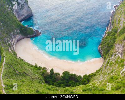 Schöner Blick auf den Kelingking-Strand auf der Insel Nusa Penida, Bali, Indonesien. Drone-Ansicht. Stockfoto