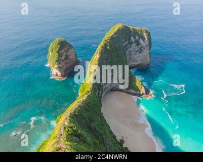 Schöner Blick auf den Kelingking-Strand auf der Insel Nusa Penida, Bali, Indonesien. Drone-Ansicht. Stockfoto