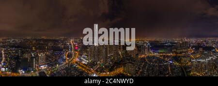 Luftpanorama von Ho Chi Minh City, Vietnam bei Nacht von Binh Thanh Bezirk Blick auf Saigon Fluss und City Skyline Stockfoto