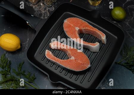 Zum Grillen werden frische Lachssteaks zubereitet. Stockfoto
