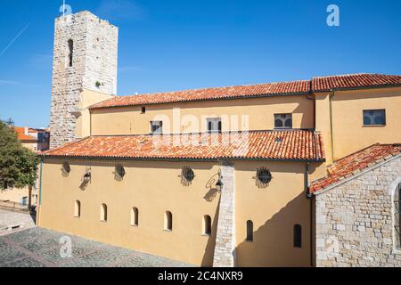 Cathédrale Notre-Dame de l'Immaculée Conception / Kathedrale von Antibes, Antibes, Côte d'Azur, Frankreich. Stockfoto