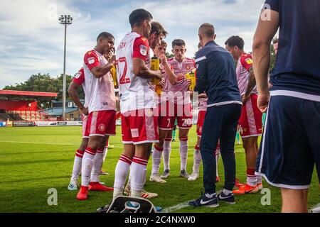 Fußballspieler stehen im Halbkreis während der Getränkepause in der Profi-Liga Spiel hören Cheftrainer Stockfoto