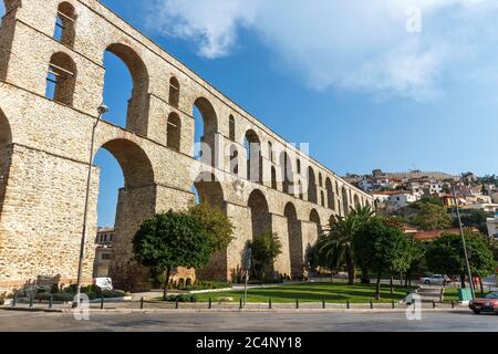 Die "Kamares" (= "Bögen"), das berühmte Aquädukt von Kavala Stadt, Mazedonien, Griechenland. Stockfoto