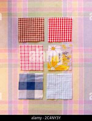 Beschriftet Stoff Muster rot gingham grau Blumen auburn gingham rosa gingham groß blau Karos hellblau gingham schwarz dunkelrot Sterne Stockfoto