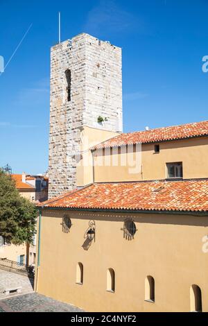 Cathédrale Notre-Dame de l'Immaculée Conception / Kathedrale von Antibes & Glockenturm, Antibes, Côte d'Azur, Frankreich. Stockfoto