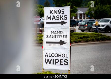 KN95 Händedesinfektionsmittel Alkohol wischen Zeichen Nahaufnahme in lokalen Parkplatz für Fahrer zu sehen gepflanzt Stockfoto
