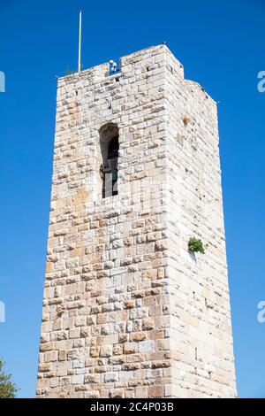 Glockenturm (Detail) an der Cathédrale Notre-Dame de l'Immaculée Conception in Antibes, Côte d'Azur, Frankreich. Stockfoto