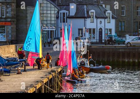 Segelboote landen an einem Steg in der Stadt Lerwick in Shetland Stockfoto