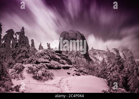 Felsige Berge voller Schnee und Dörfer im Tal Stockfoto