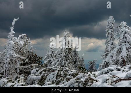 Felsige Berge voller Schnee und Dörfer im Tal Stockfoto