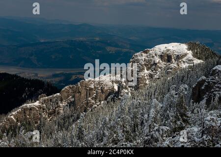 Felsige Berge voller Schnee und Dörfer im Tal Stockfoto