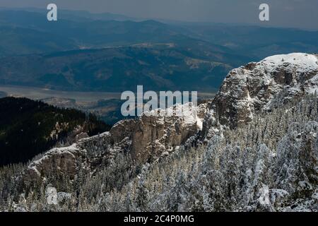 Felsige Berge voller Schnee und Dörfer im Tal Stockfoto