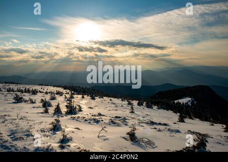 Felsige Berge voller Schnee und Dörfer im Tal Stockfoto